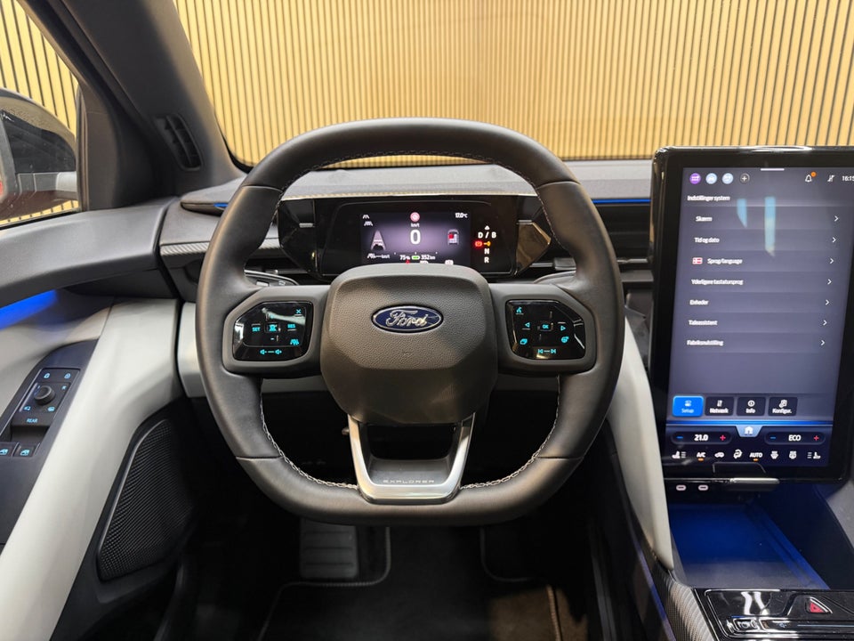 Ford Explorer 77 Premium Extended Range 5d