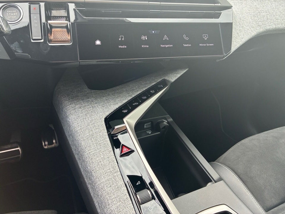 Peugeot e-3008 77 GT 5d