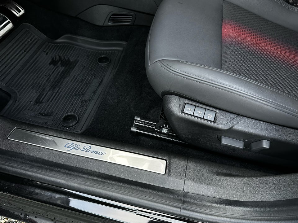 Alfa Romeo Junior Elettrica Veloce 5d