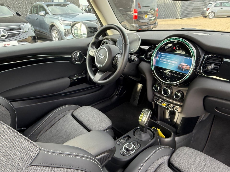 MINI Cooper SE Essential 3d