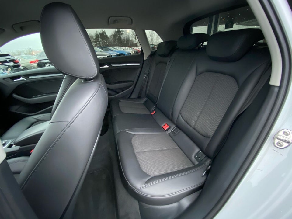 Audi A3 2,0 TDi 150 Ambiente Sportback 5d