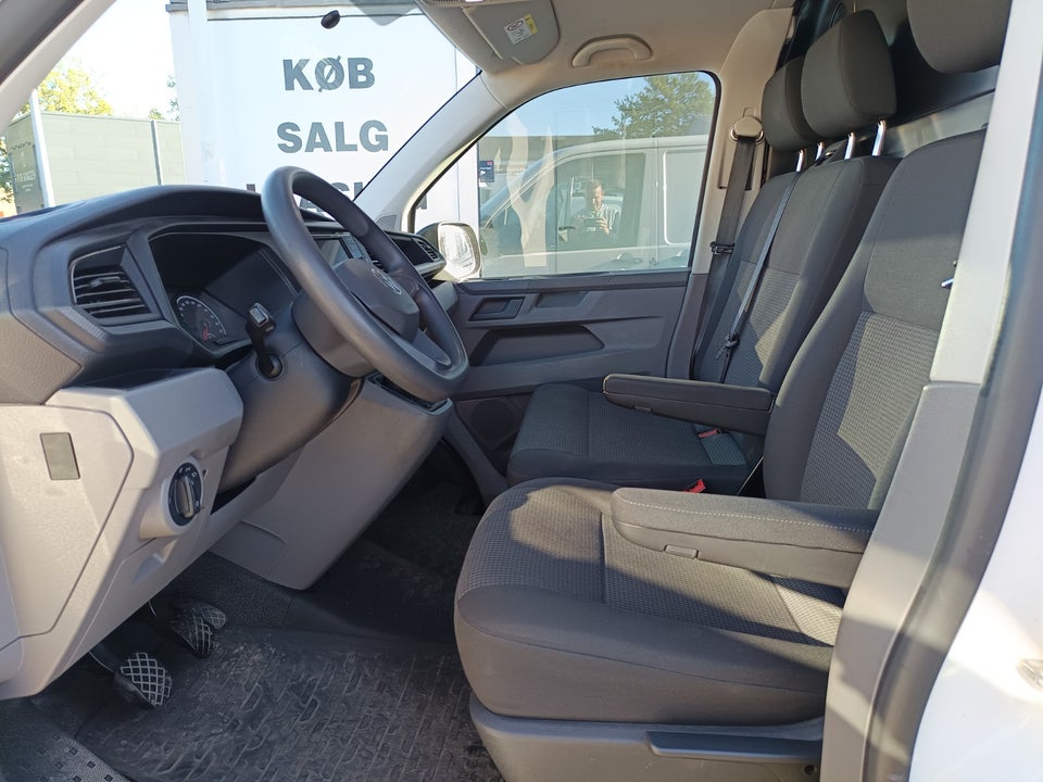 VW Transporter 2,0 TDi 110 Kassevogn kort