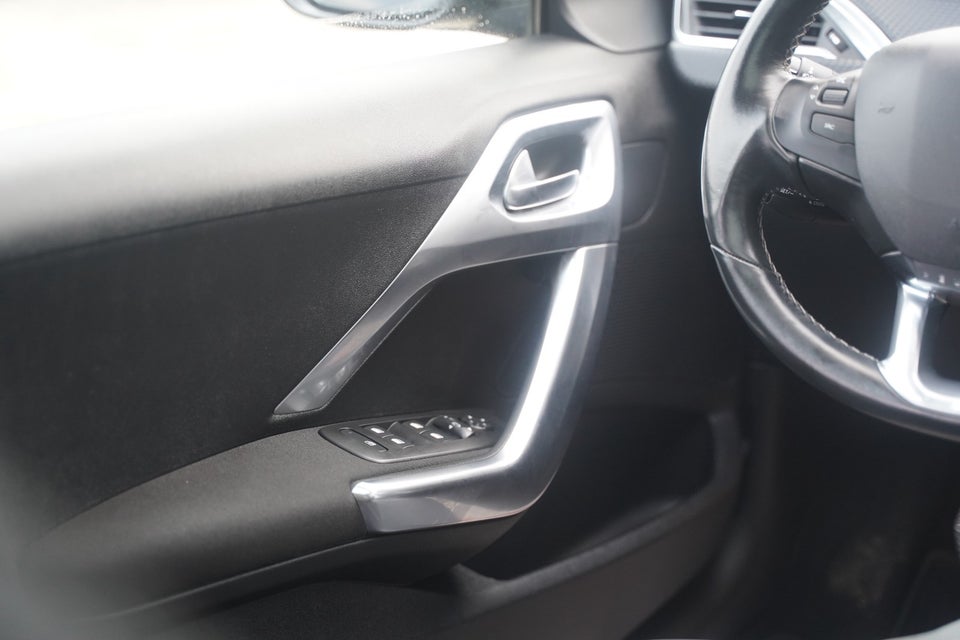 Peugeot 2008 1,2 PureTech 110 Prestige Sky 5d