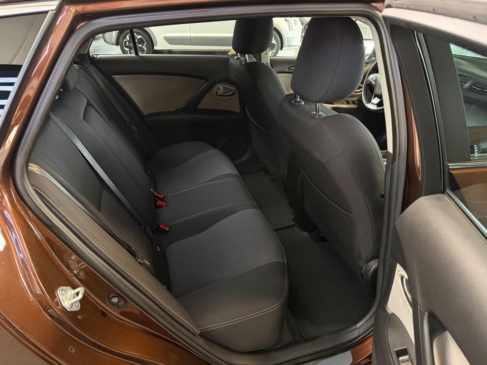 Toyota Avensis 1,8 VVT-i T2 Premium Touring Sports 5d