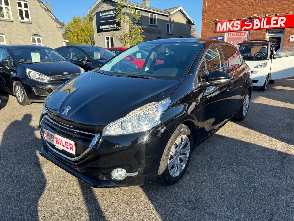 Peugeot 208 1,2 VTi Allure Sky 5d