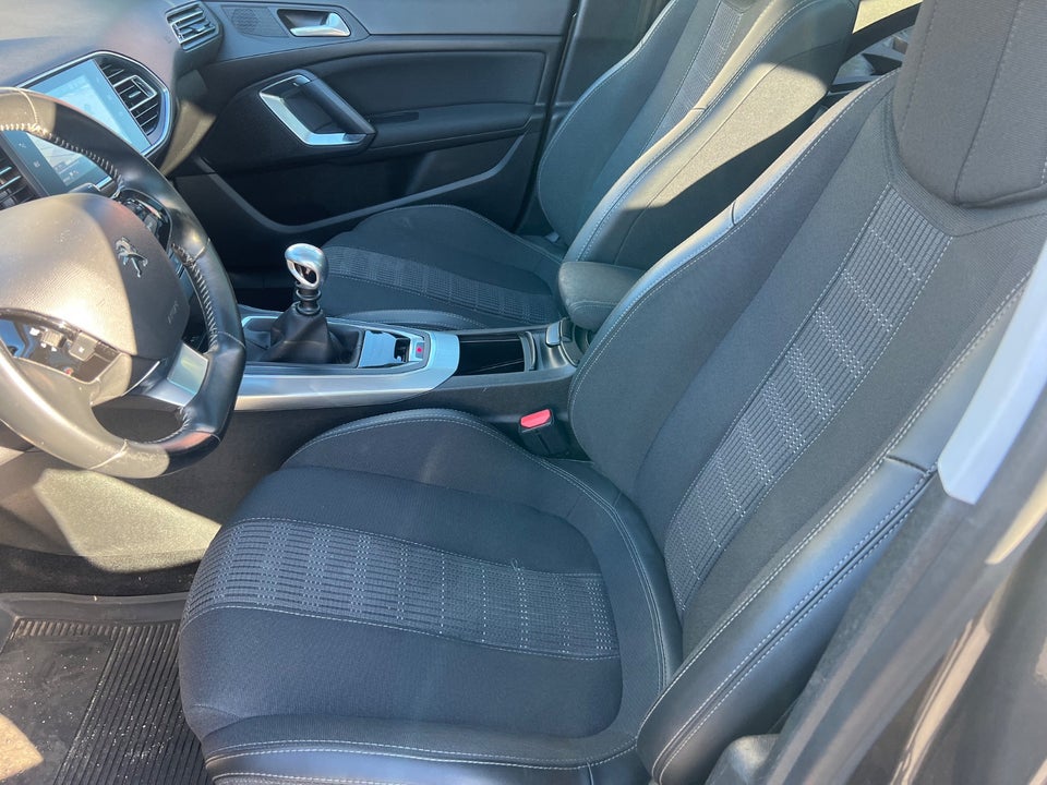 Peugeot 308 1,5 BlueHDi 130 Selection Sky SW 5d