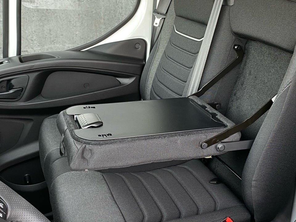 Iveco Daily 3,0 35S18 4100mm Box m/lift AG8