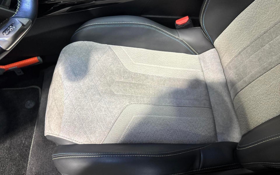 Peugeot e-208 50 GT 5d