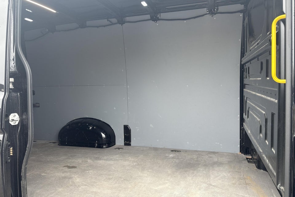 VW Crafter 35 2,0 TDi 140 Kassevogn L3H2 aut.