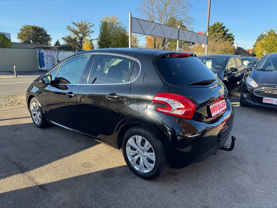 Peugeot 208 1,2 VTi Allure Sky 5d