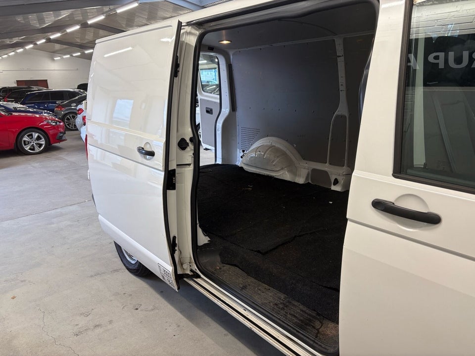 VW Transporter 2,0 TDi 102 Kassevogn kort