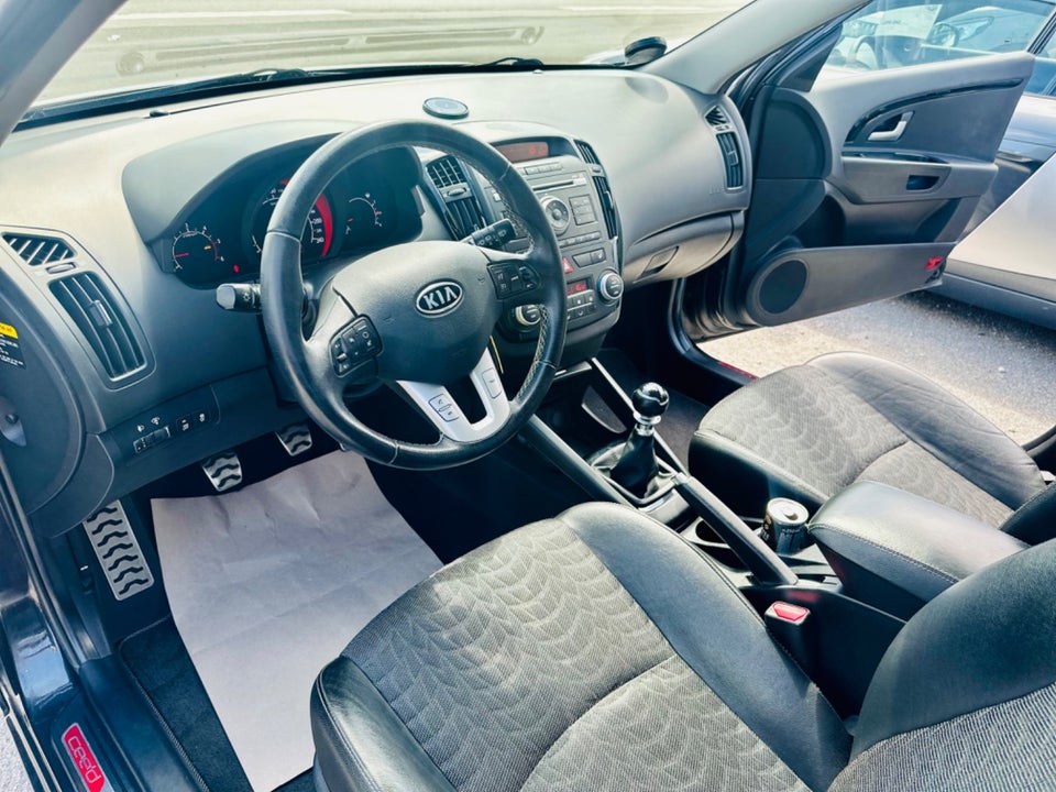 Kia Ceed 1,6 CRDi 128 Sport 5d