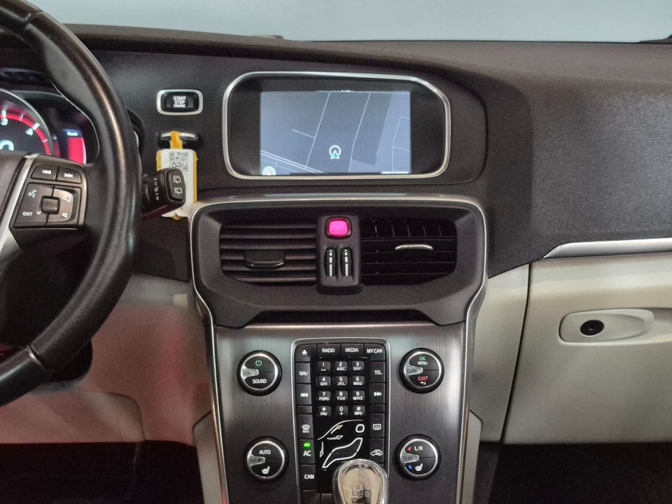 Volvo V40 2,0 D3 150 Summum aut. 5d