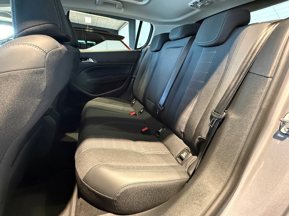 Peugeot 308 1,5 BlueHDi 130 Selection Sky 5d