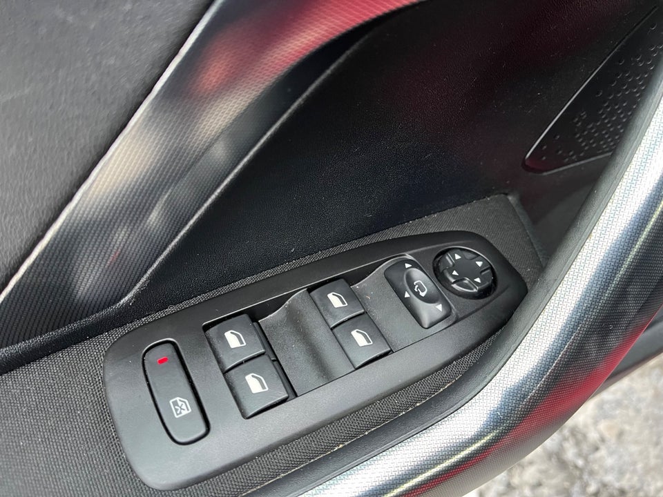 Peugeot 2008 1,2 PureTech 110 Prestige Sky 5d