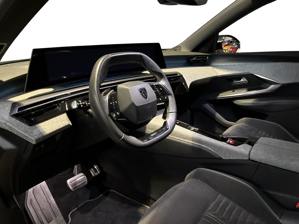 Peugeot e-3008 77 GT Pack 5d