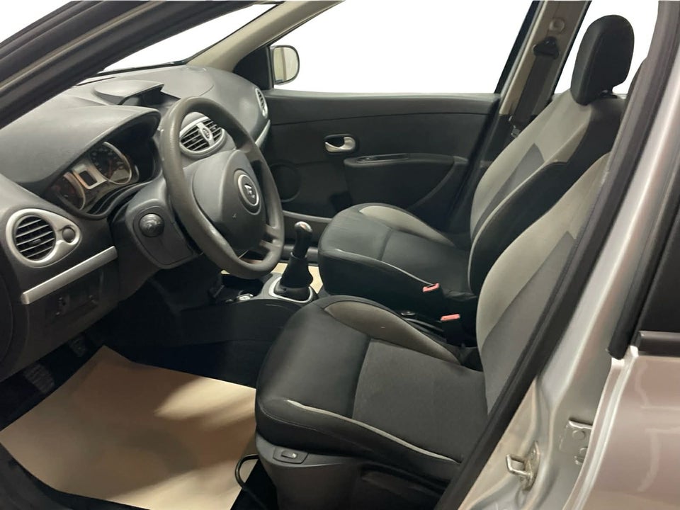 Renault Clio III 1,2 16V Expression 5d