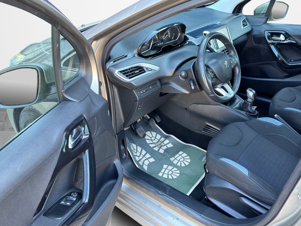 Peugeot 208 1,2 VTi Allure Sky 5d