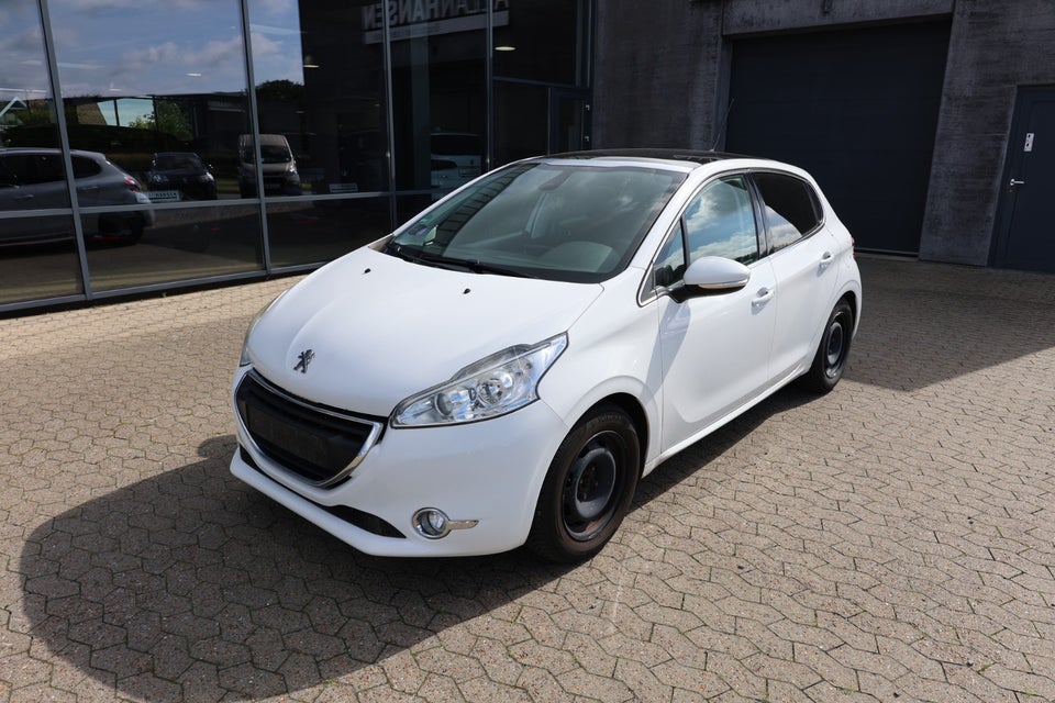 Peugeot 208 1,2 VTi Allure Sky 5d