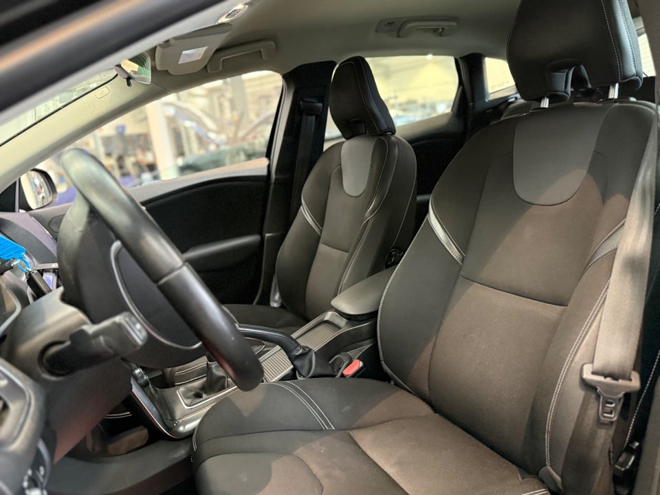 Volvo V40 2,0 D2 120 Momentum Eco 5d