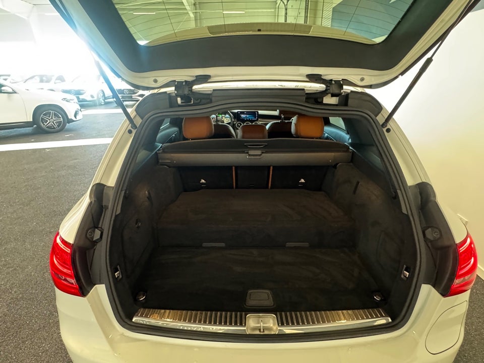 Mercedes C300 de 2,0 AMG Line stc. aut. 5d