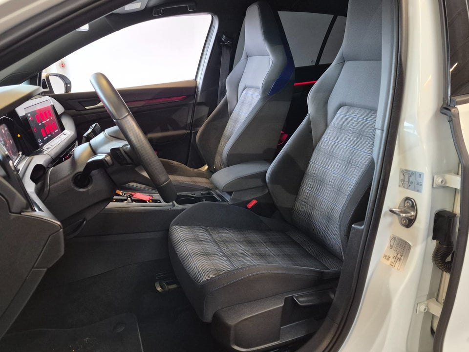 VW Golf VIII 1,4 GTE DSG 5d