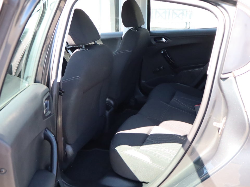 Peugeot 208 1,6 e-HDi 92 Allure Sky 5d