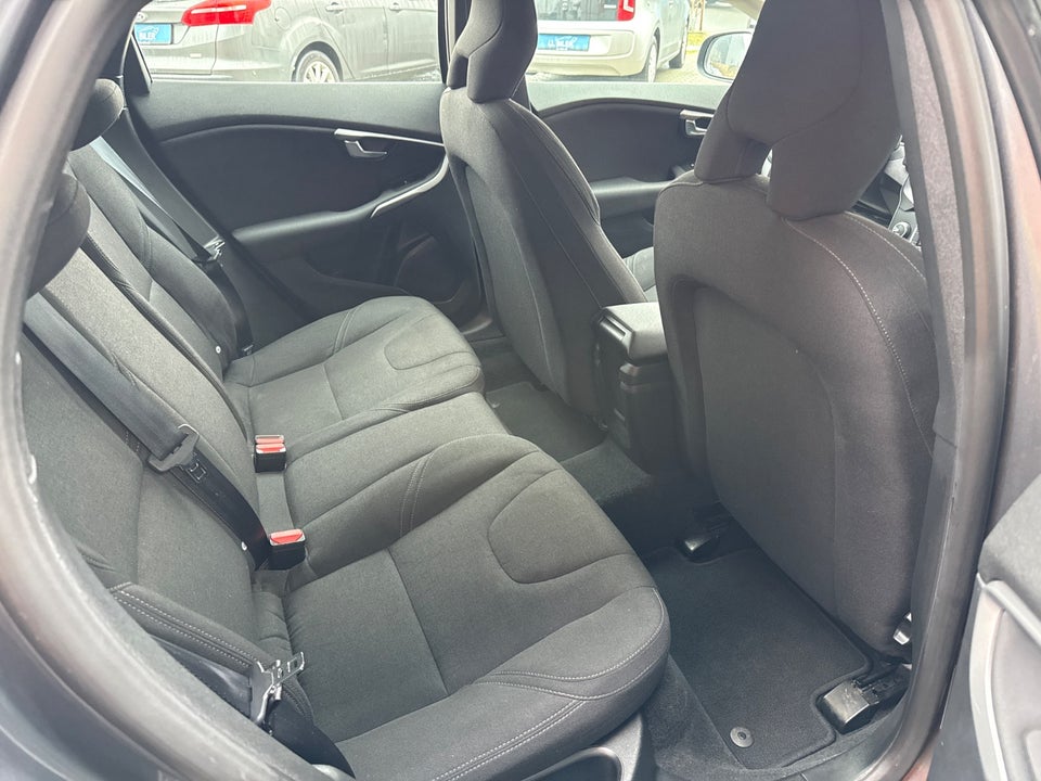 Volvo V40 CC 1,6 D2 115 Kinetic aut. 5d