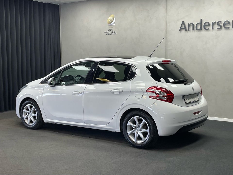 Peugeot 208 1,2 VTi Allure Sky 5d