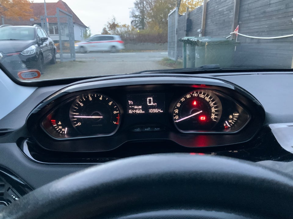 Peugeot 208 1,2 VTi 82 Allure Sky 5d