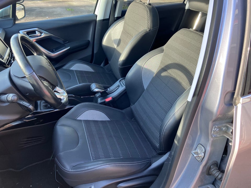 Peugeot 2008 1,2 e-THP 110 Selection Sky 5d