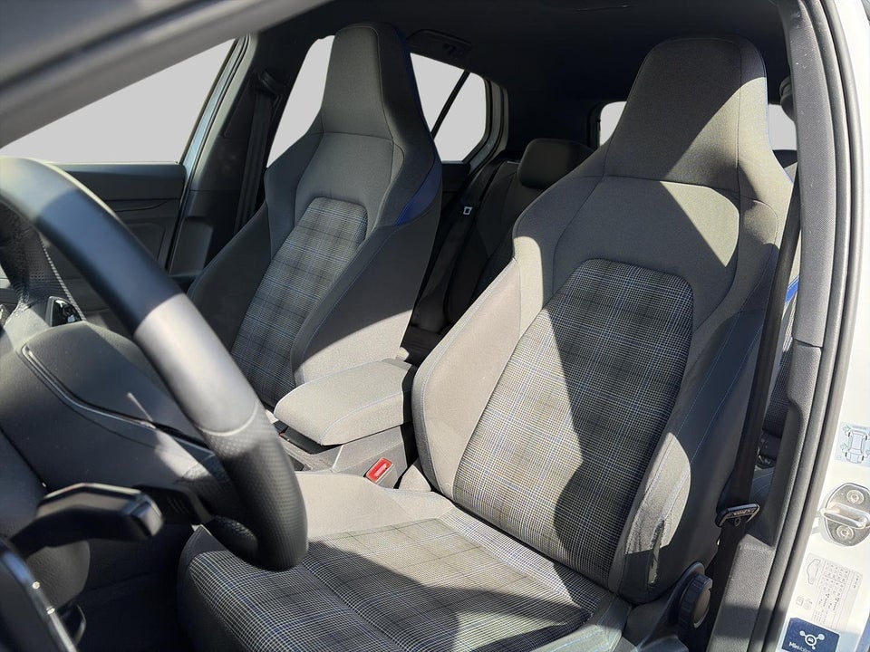 VW Golf VIII 1,4 GTE DSG 5d
