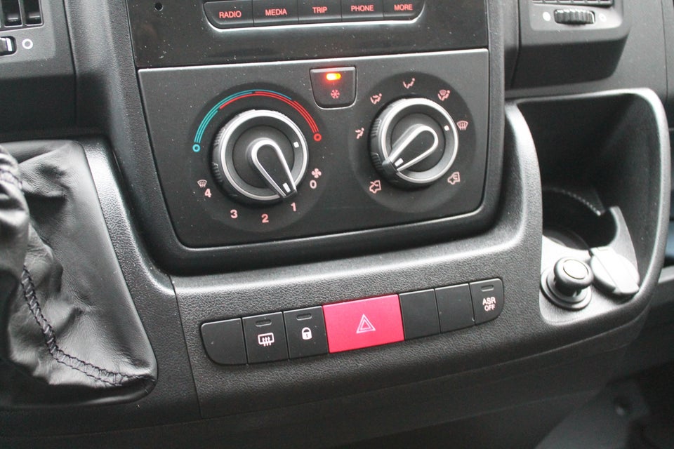 Peugeot Boxer 333 2,2 BlueHDi 140 L3H2 Premium