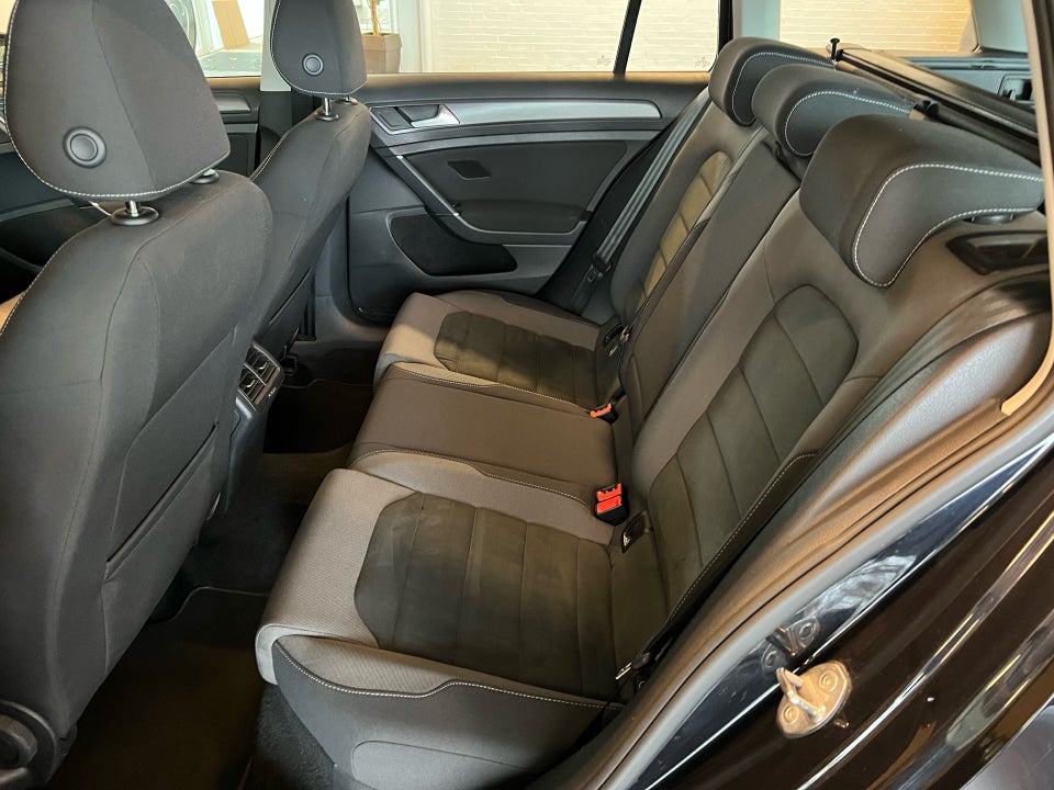 VW Golf VII 1,6 TDi 115 Comfortline Connect Variant 5d