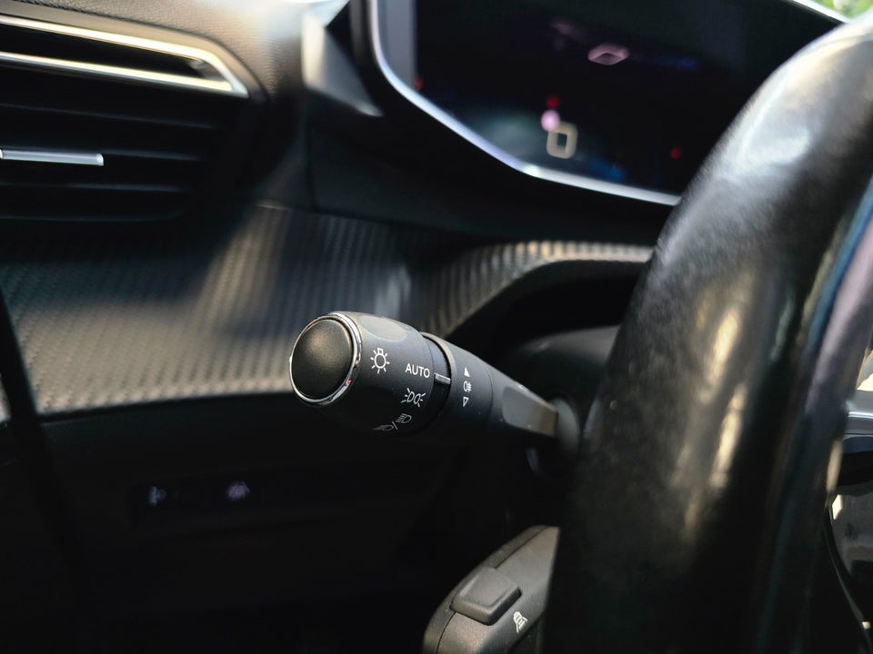 Peugeot 208 1,2 PureTech 100 Allure Sky 5d