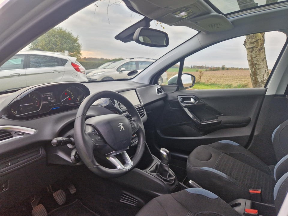 Peugeot 208 1,2 VTi Allure Sky 5d