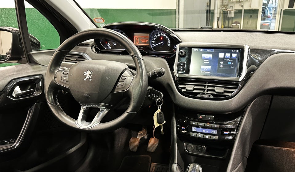 Peugeot 208 1,2 VTi Allure Sky 5d