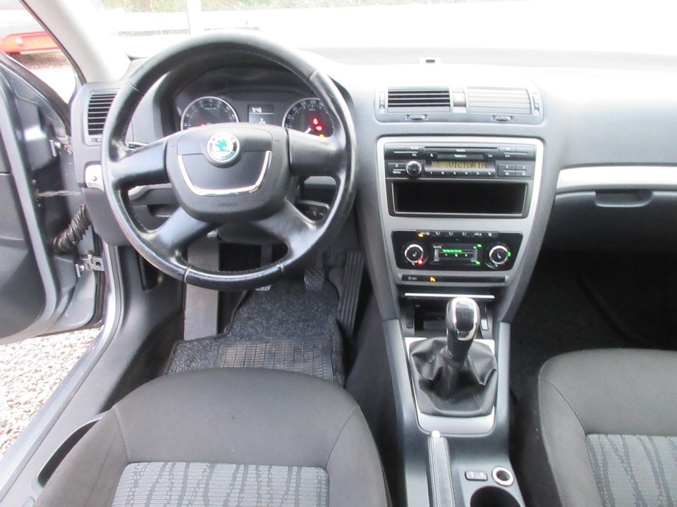 Skoda Octavia 1,6 TDi 105 Ambiente Combi 5d