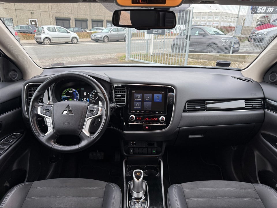 Mitsubishi Outlander 2,4 PHEV Invite CVT 4WD 5d