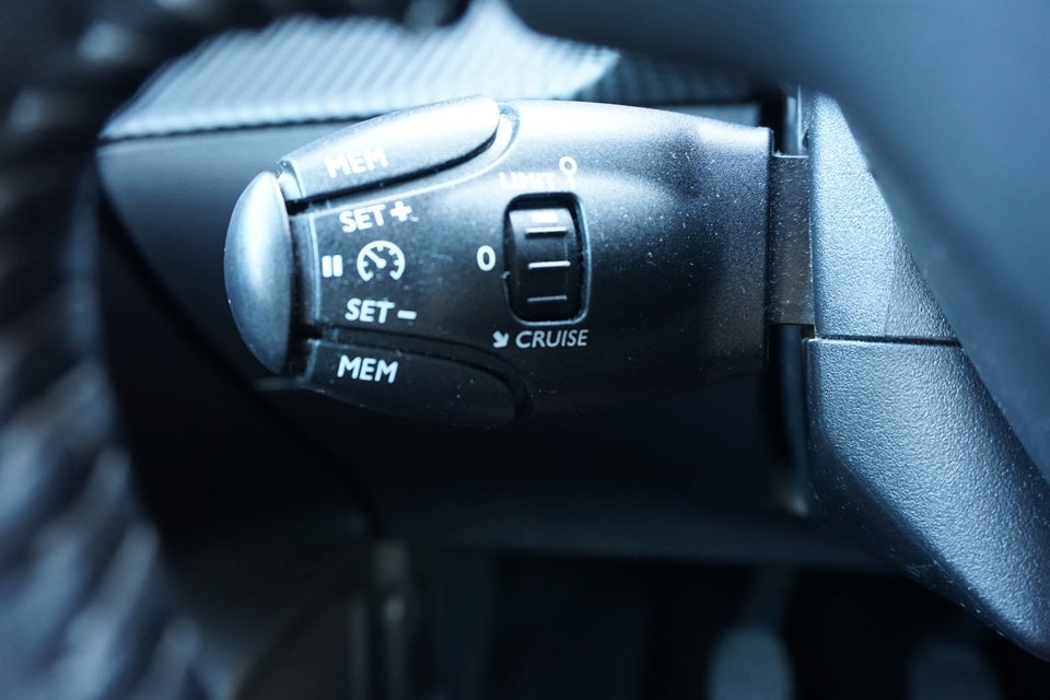 Peugeot 208 1,2 PureTech 100 Allure Sky 5d