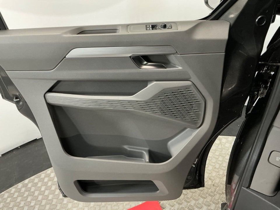 VW e-Caravelle 64 Life SWB