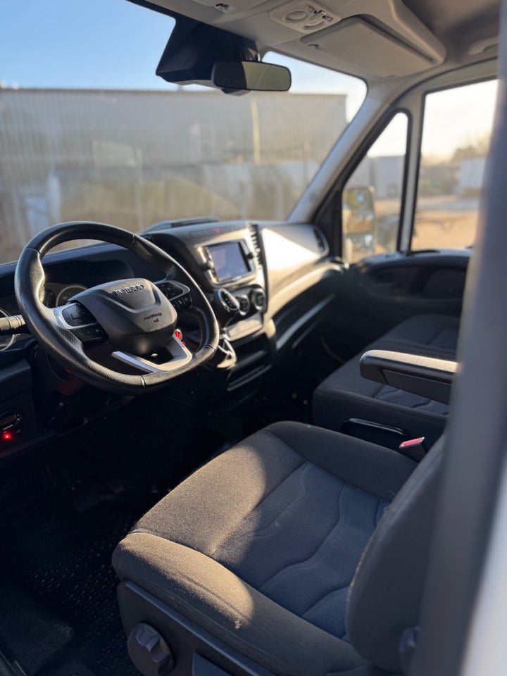 Iveco Daily 3,0 35S18 Box m/lift AG8 2d