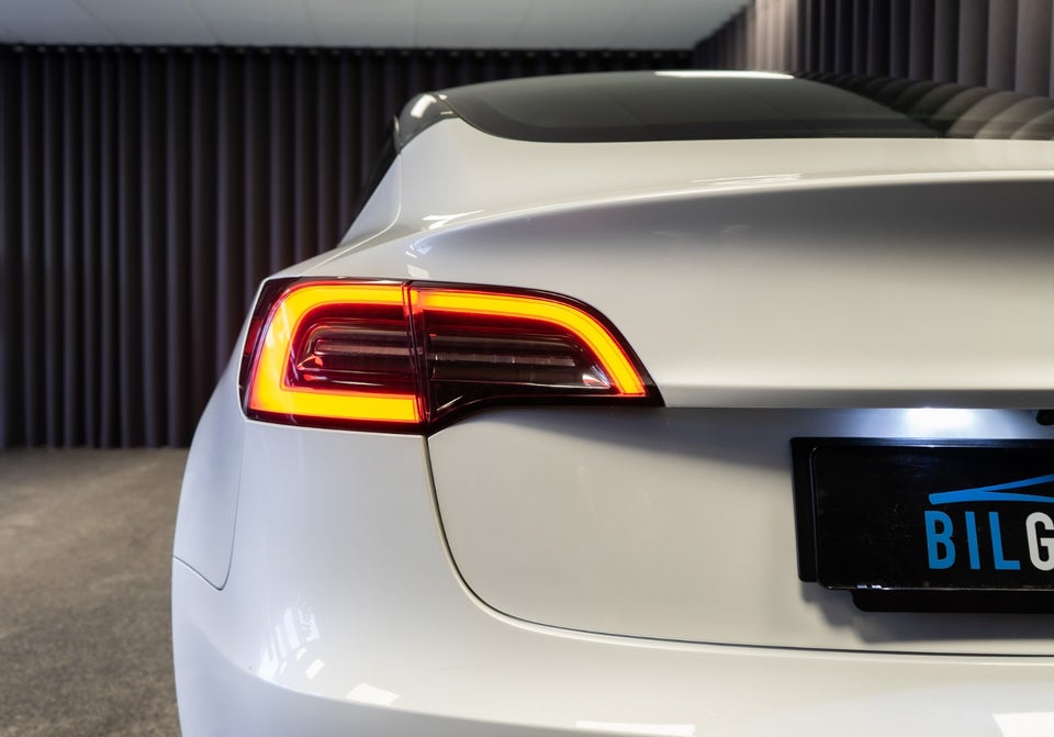 Tesla Model 3 Standard Range+ RWD 4d