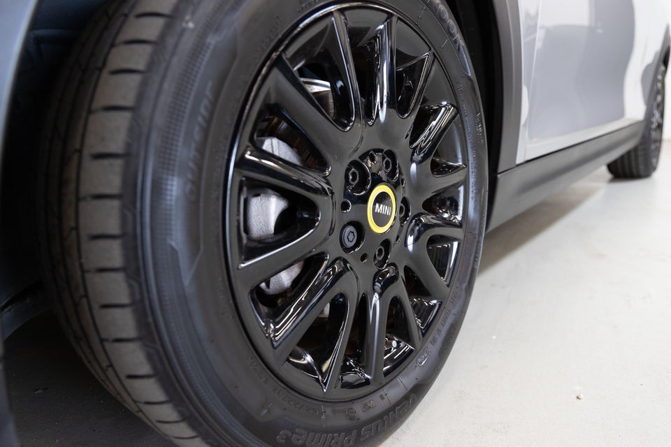 MINI Cooper SE Essential 3d