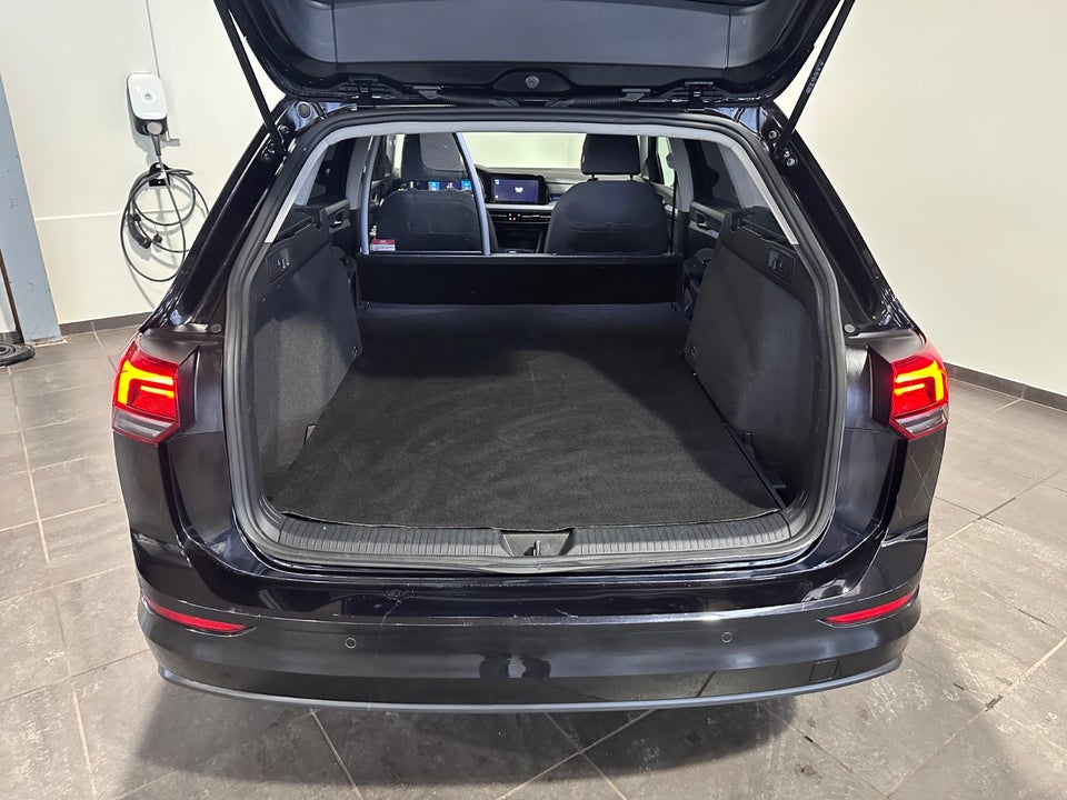 VW Golf VIII 2,0 TDi 115 Life Variant DSG Van 5d