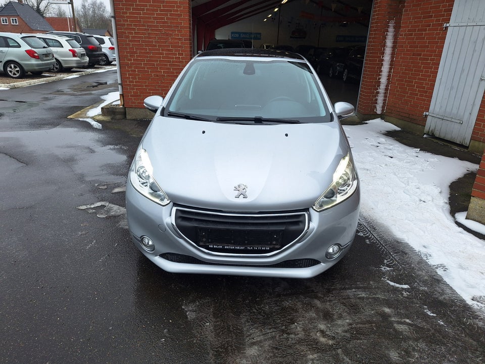 Peugeot 208 1,2 VTi 82 Envy Sky 5d