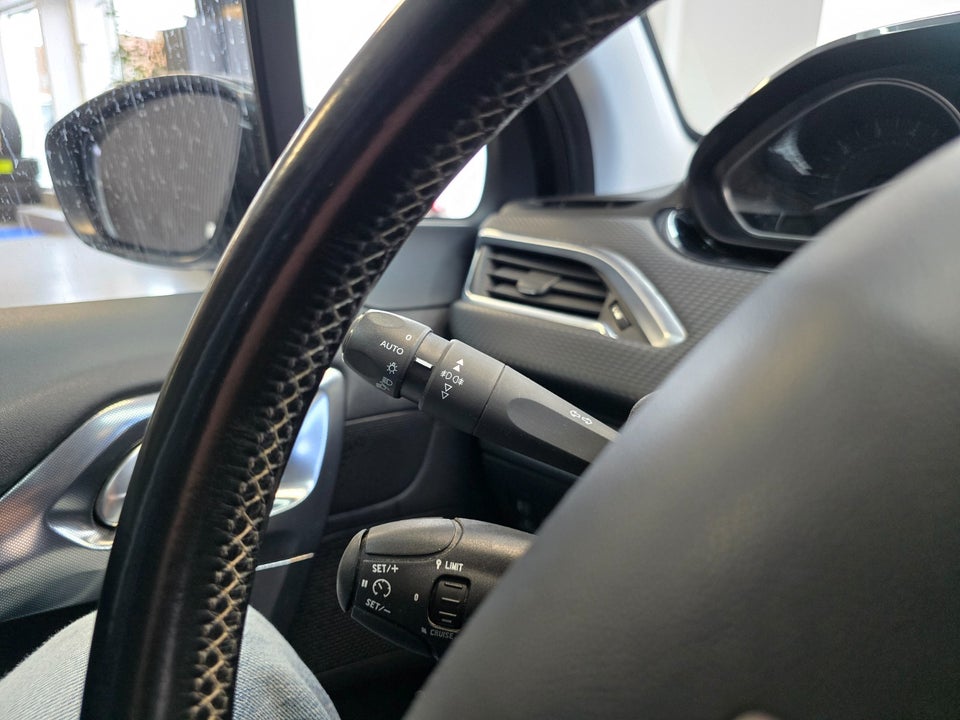 Peugeot 2008 1,2 e-THP 110 Desire Sky 5d