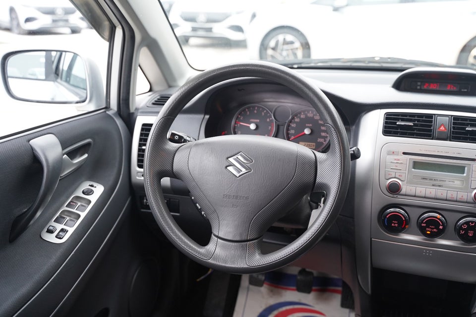 Suzuki Liana 1,6  4d