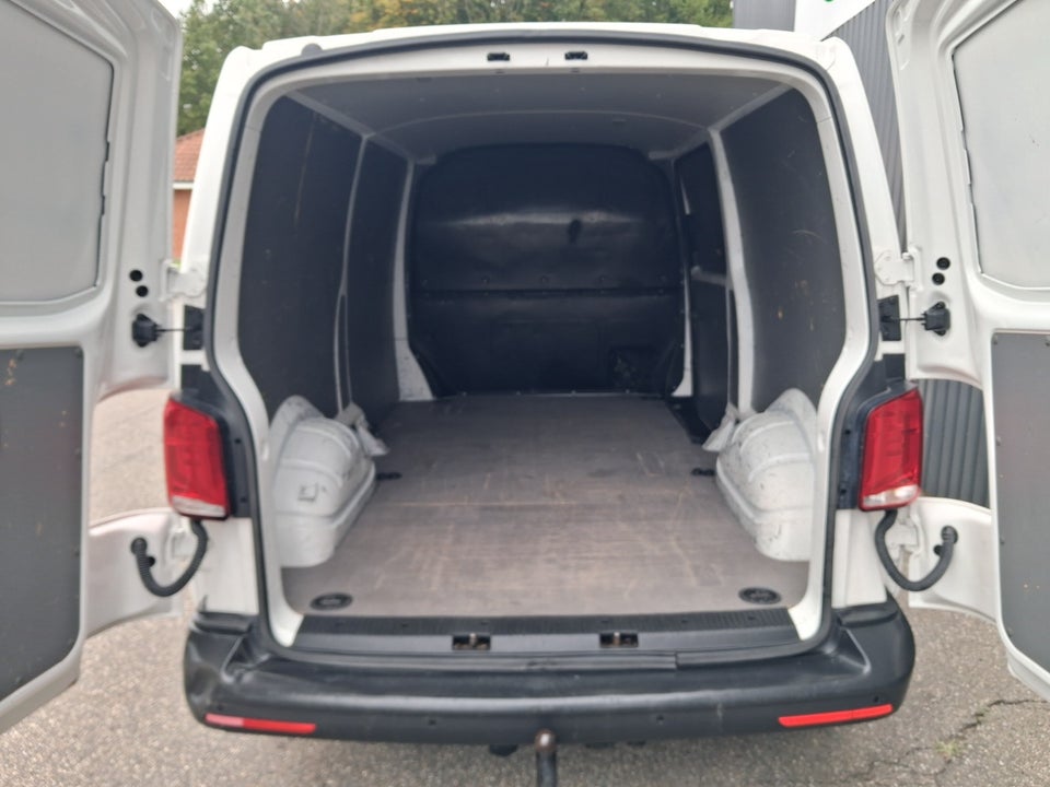 VW Transporter 2,0 TDi 110 Kassevogn lang