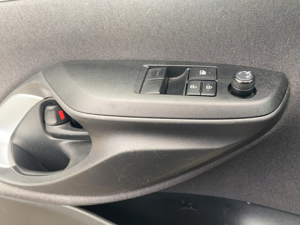 Toyota Yaris 1,5 Hybrid Essential e-CVT 5d
